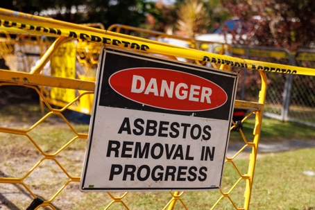 sign that warns of asbestos removal in progress